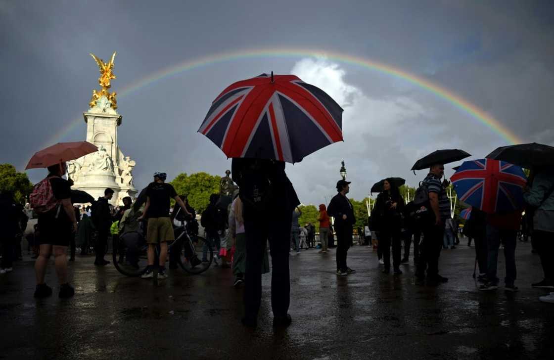 Crowds began congregating at Buckingham Palace in central London as the news of the queen's death was announced Crowds began congregating at Buckingham Palace in central London as the news of the queen's death was announced