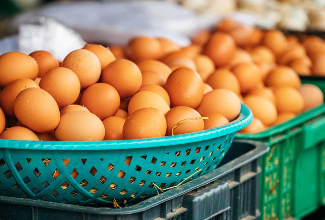 South Africans criticized a car owner for selling eggs on the street with a R1 million car.