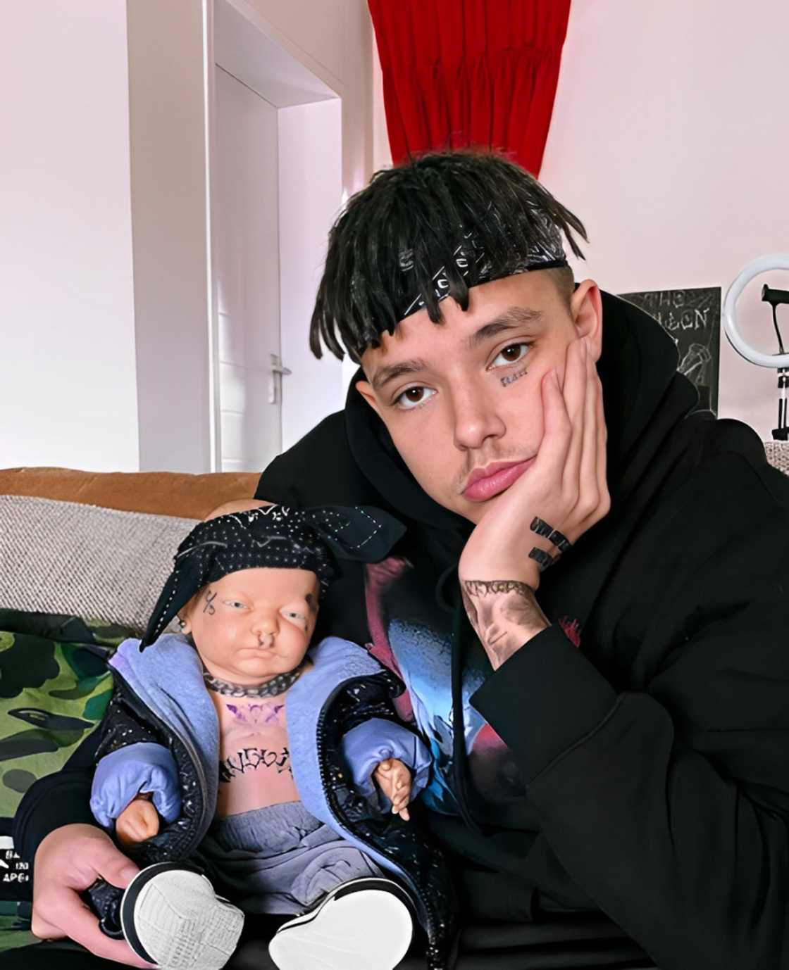 J Molley posted pictures of his ex, Khanya Mkangisa J Molley posted pictures of his ex, Khanya Mkangisa