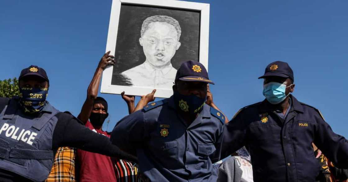 Police officers, Alleged, Murder, Nathaniel Julies, Court, Autopsy, Shotgun, Pellets, Body, post mortem,
South Africans, Palm Ridge High Court, Social media Police officers, Alleged, Murder, Nathaniel Julies, Court, Autopsy, Shotgun, Pellets, Body, post mortem,
South Africans, Palm Ridge High Court, Social media