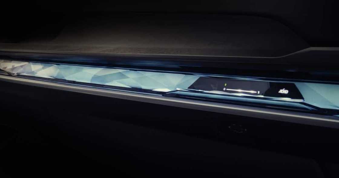 BMW Teases the Grille of New 7 Series and Confirms i7 Electric Version of Its Flagship Luxury Sedan BMW Teases the Grille of New 7 Series and Confirms i7 Electric Version of Its Flagship Luxury Sedan