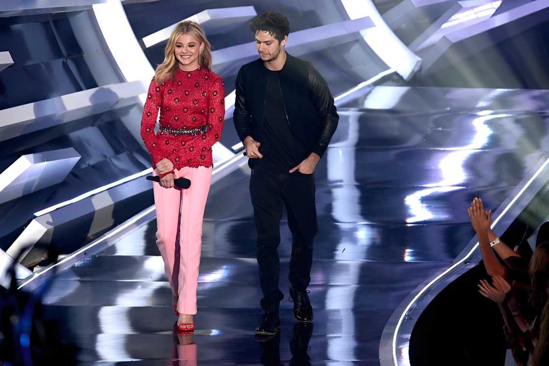 Chloë Grace Moretz and Dylan O'Brien at the 2014 MTV Video Music Awards Chloë Grace Moretz and Dylan O'Brien at the 2014 MTV Video Music Awards