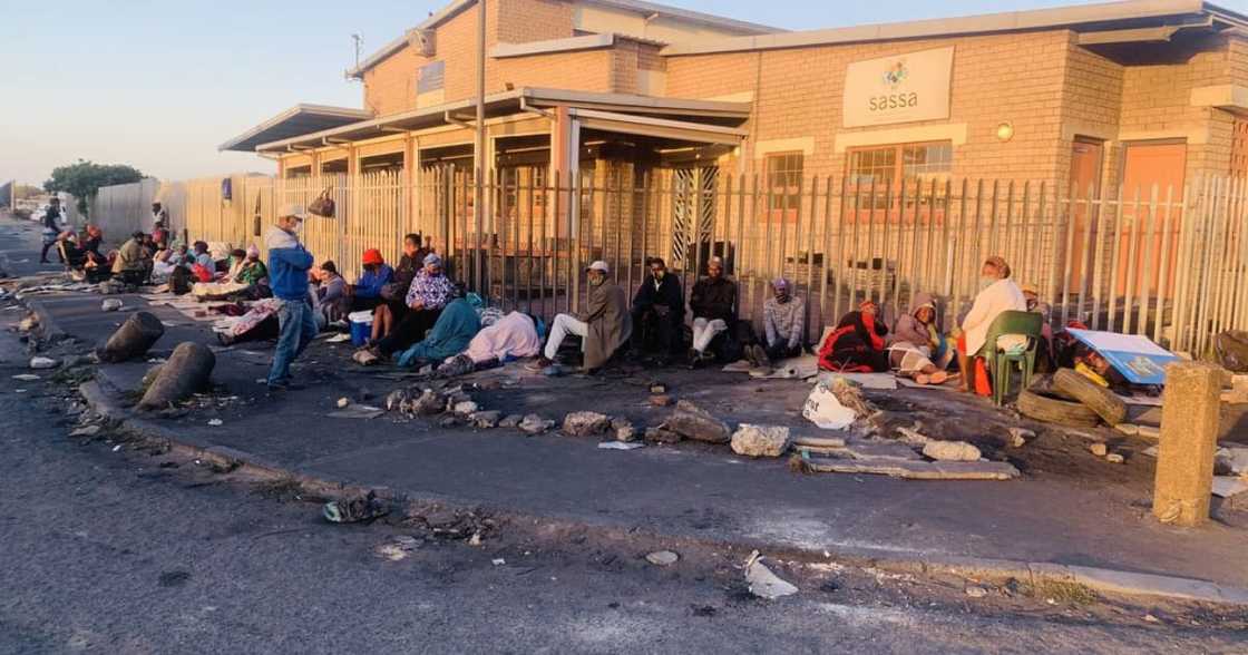 Mzansi angered over long SASSA queues: "ANC doesn't care about us" Mzansi angered over long SASSA queues: "ANC doesn't care about us"
