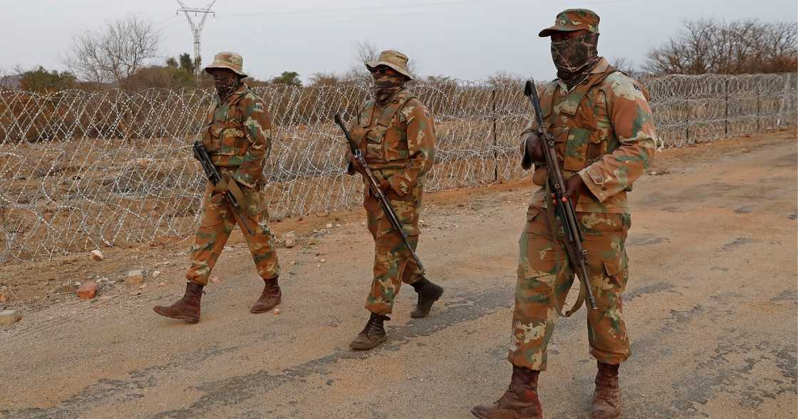 SANDF Member, Vehicle Smuggling Cross-Border, 8 Soldiers, R15 000, Limpopo River, North West, Free State, Northern Cape SANDF Member, Vehicle Smuggling Cross-Border, 8 Soldiers, R15 000, Limpopo River, North West, Free State, Northern Cape