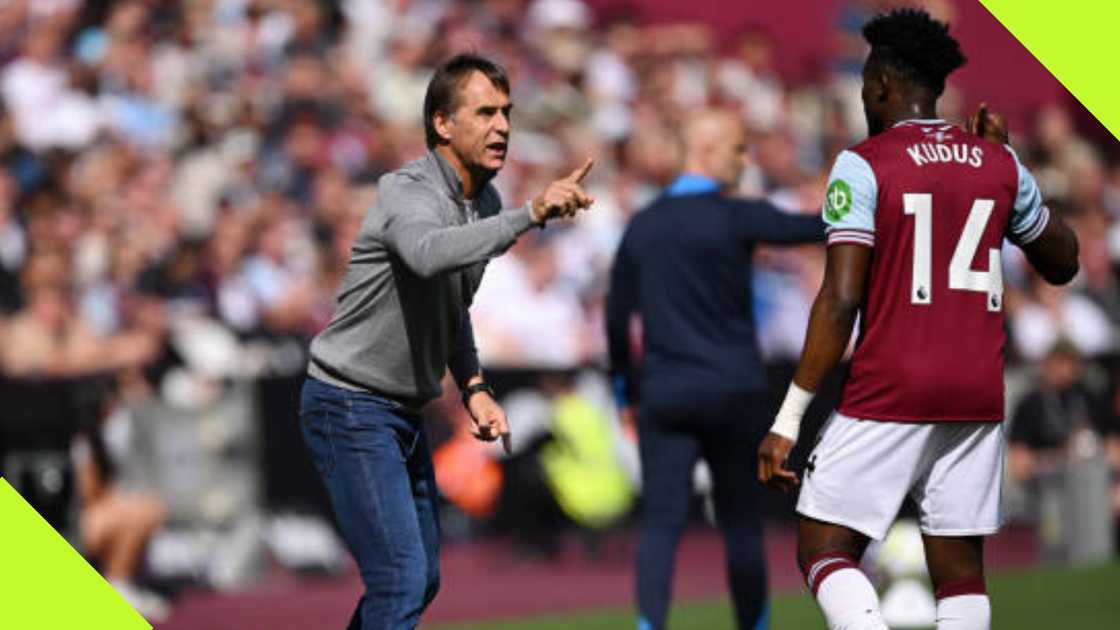 Mohammed Kudus receiving instruction from Julen Lopetegui.