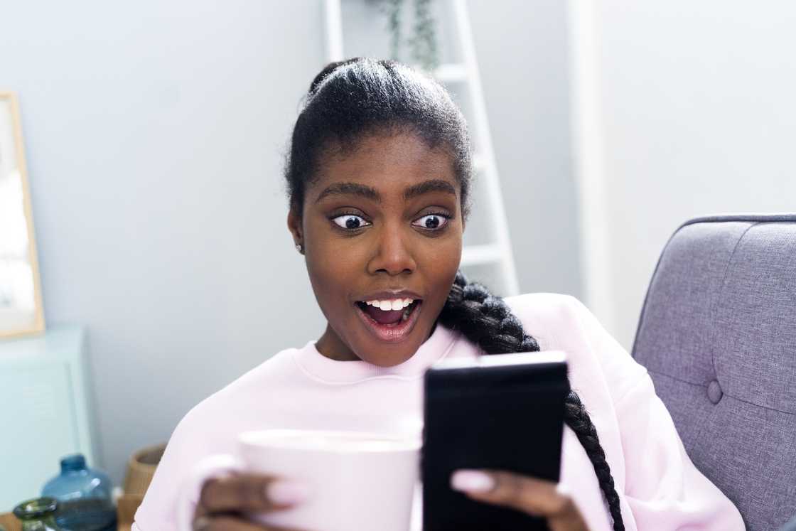 Mzansi peeps were concerned after seeing a restaurant employee losing her cool Mzansi peeps were concerned after seeing a restaurant employee losing her cool