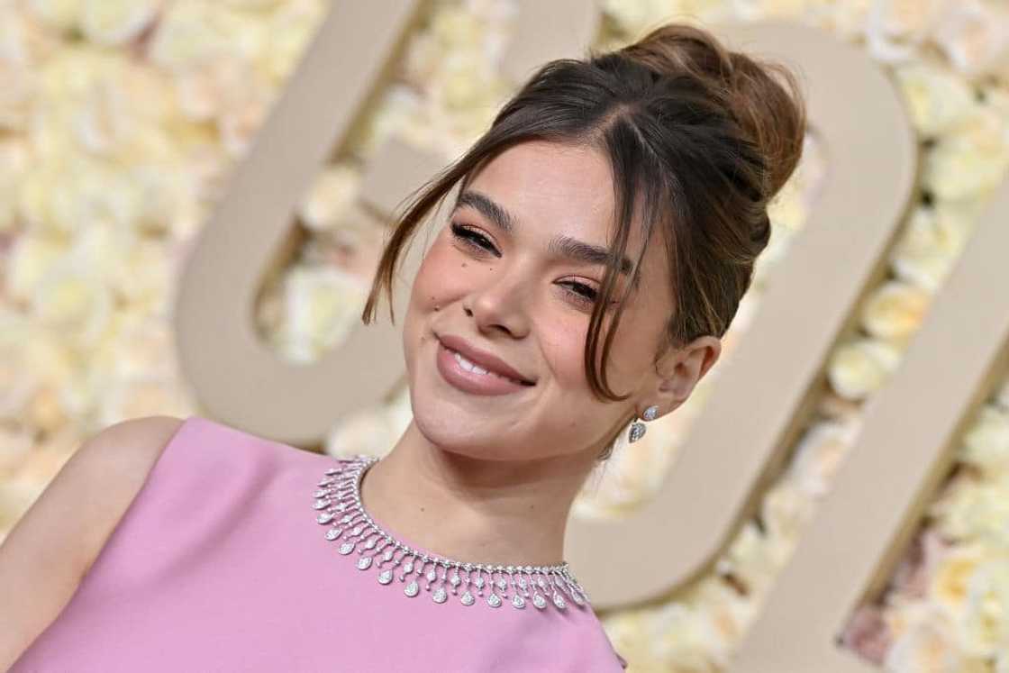 Hailee Steinfeld smiled at The Beverly Hilton Hailee Steinfeld smiled at The Beverly Hilton