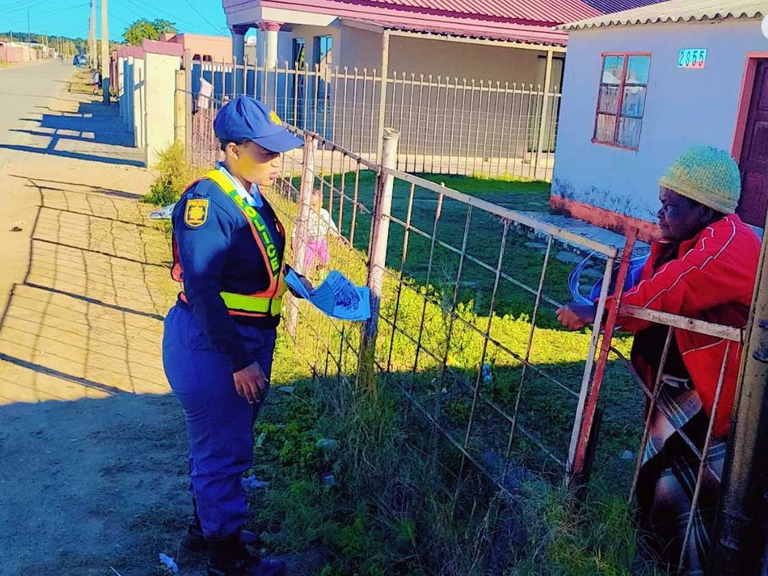 South Africans were impressed by the SAPS officer's respect for an elder South Africans were impressed by the SAPS officer's respect for an elder