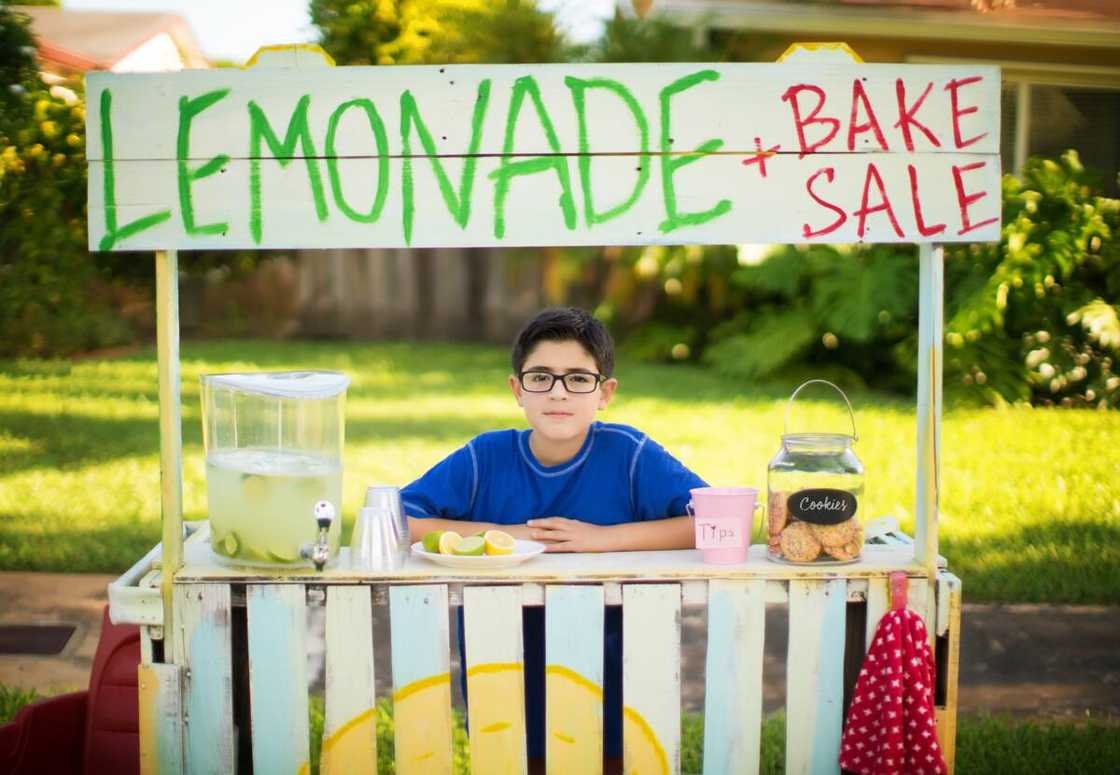 Lemonade stand job for pre-teens