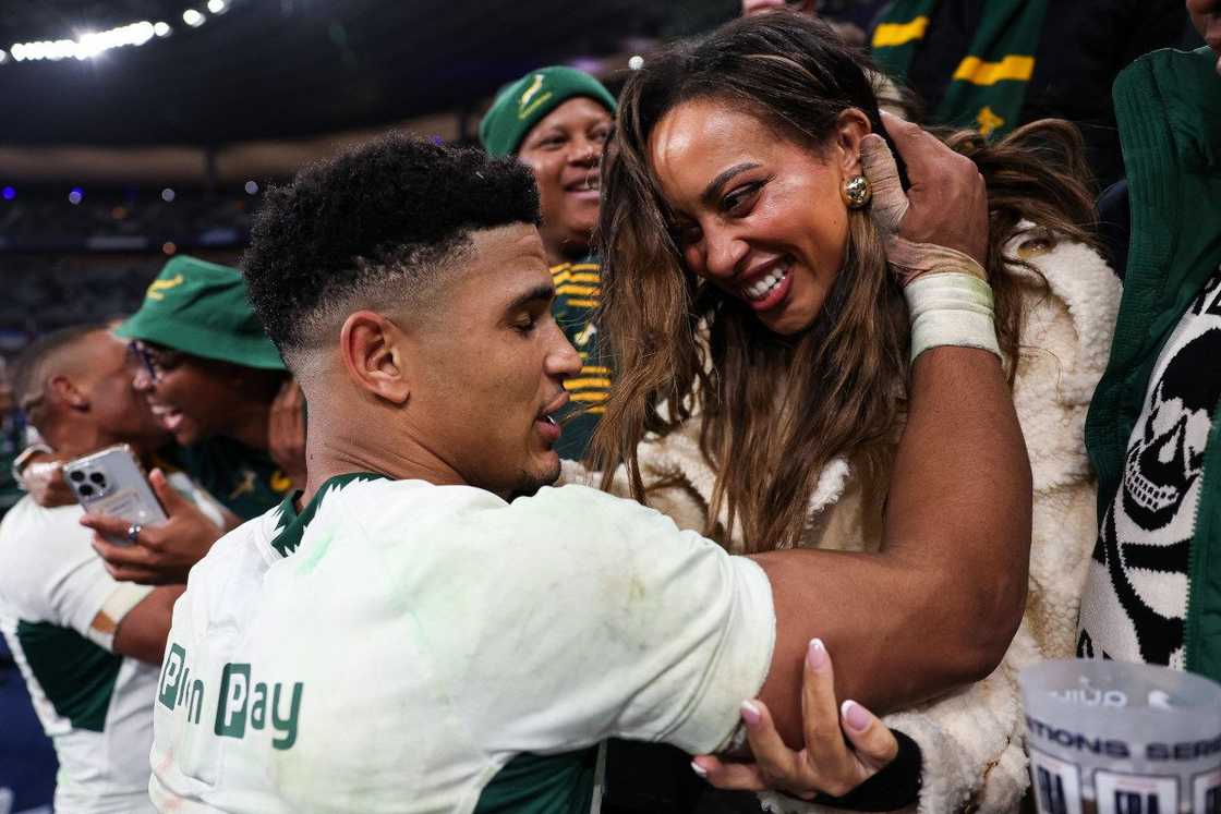 Sacha ad Sarah were seen hugging in Paris. Sacha ad Sarah were seen hugging in Paris.