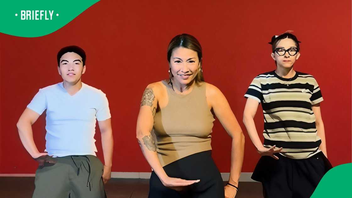 Chinese dancers do amapiano moves Chinese dancers do amapiano moves