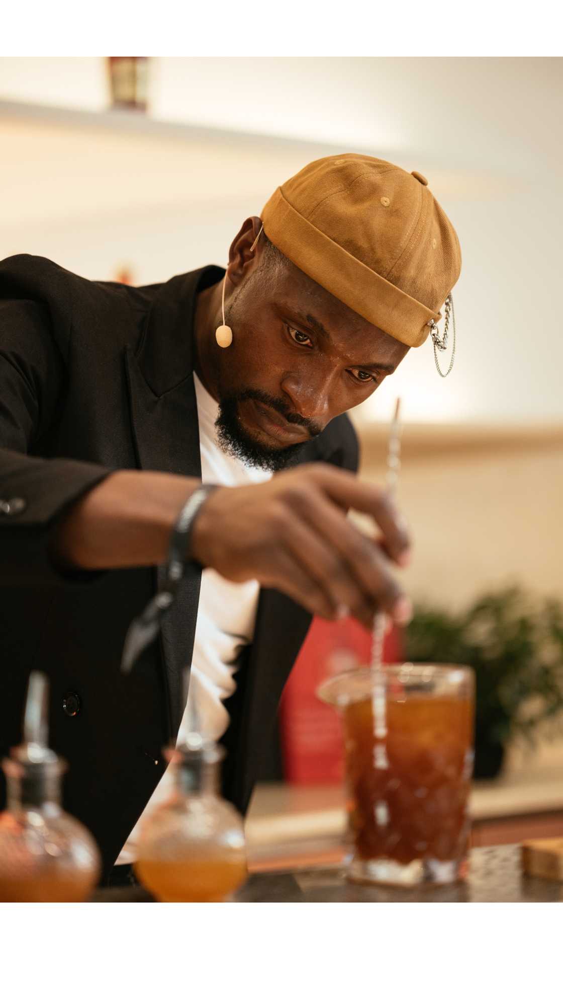 Billy’s work heroes' local ingredients (baobab, tamarind, muratina) and turns the memories linked to them into cocktails that are felt and remembered as much as they are tasted.