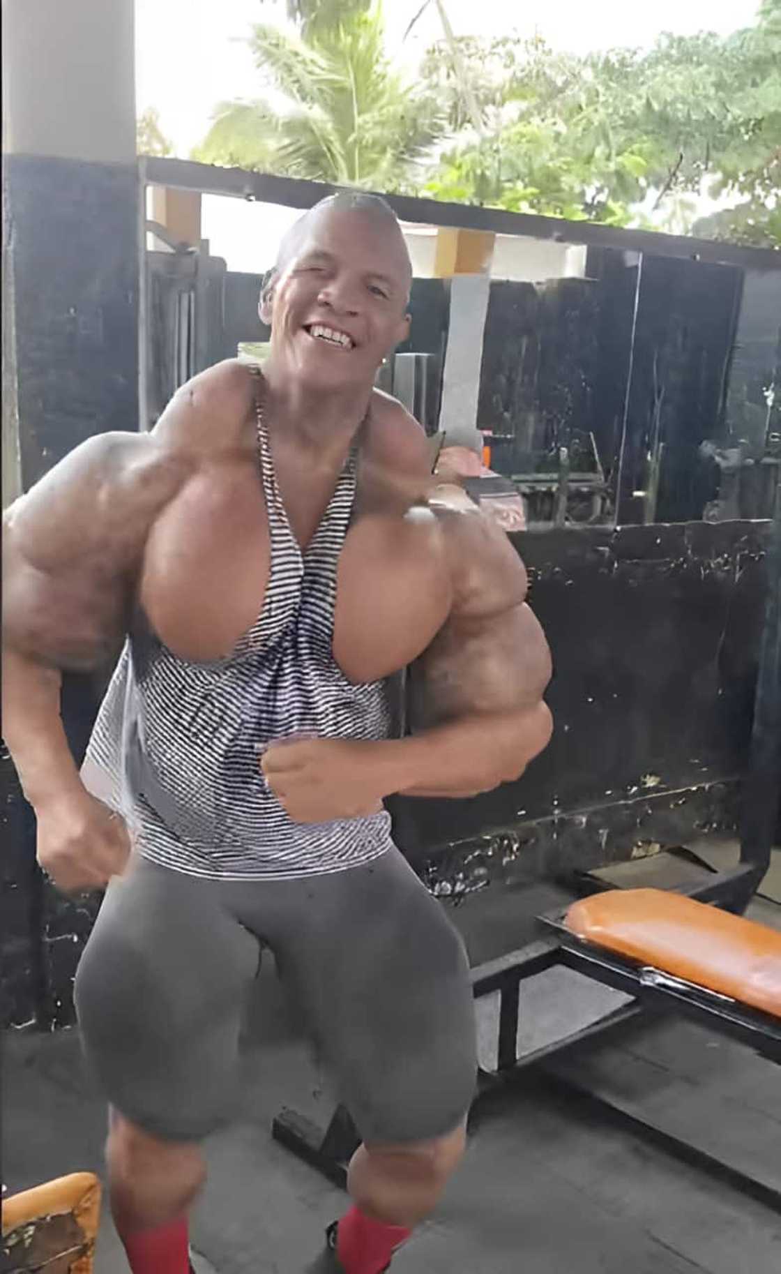 A man had Mzansi worried about his huge muscles. A man had Mzansi worried about his huge muscles.