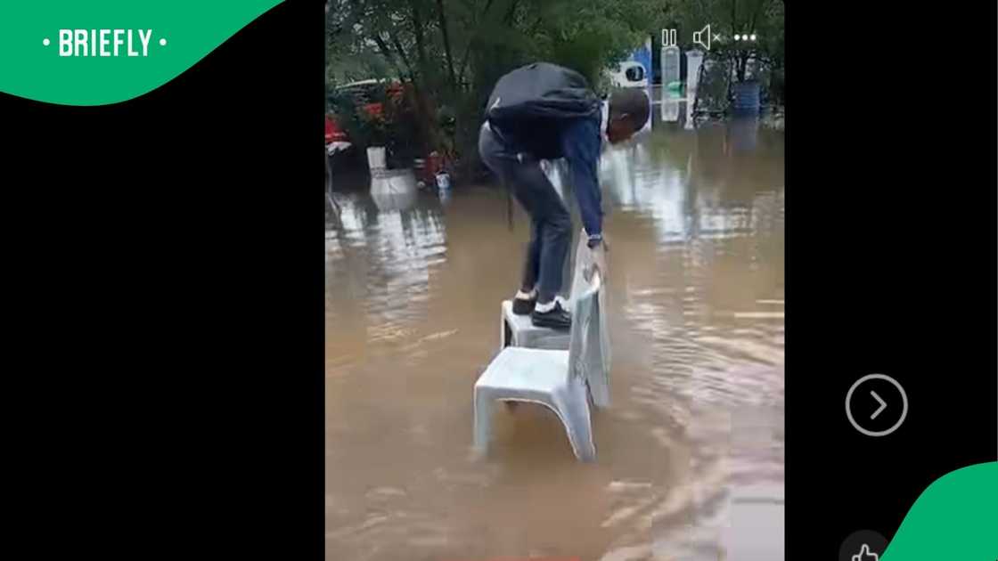 A boy's method of getting to school went viral. A boy's method of getting to school went viral.