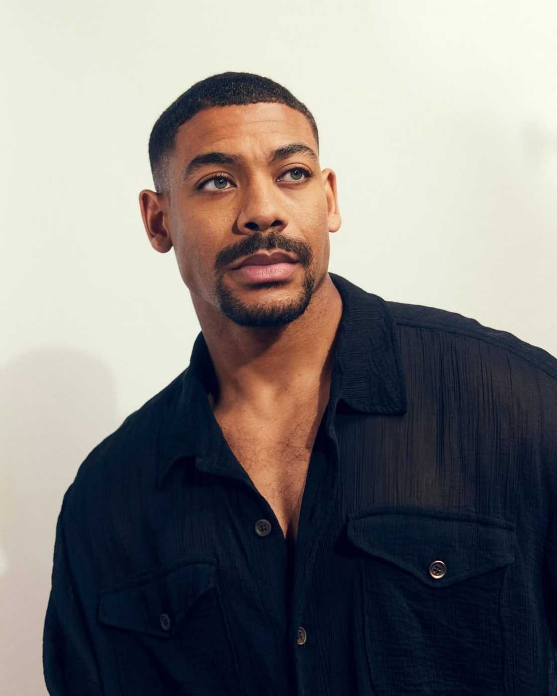 Social media users complimented a handsome British-born actor after seeing his interview clip Social media users complimented a handsome British-born actor after seeing his interview clip