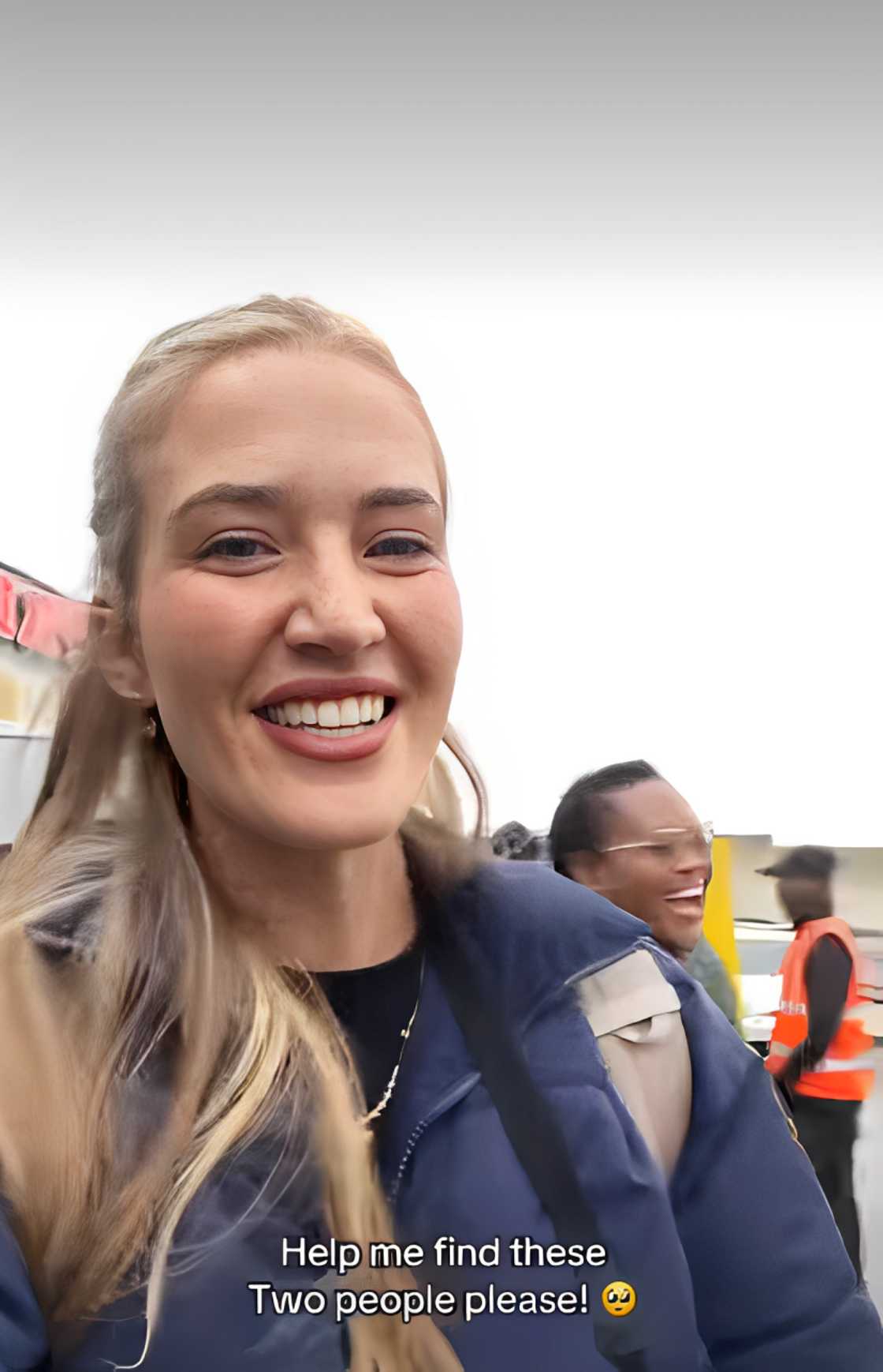 Jana Swart sings Lekompo outside Alex mall and strangers join in Jana Swart sings Lekompo outside Alex mall and strangers join in