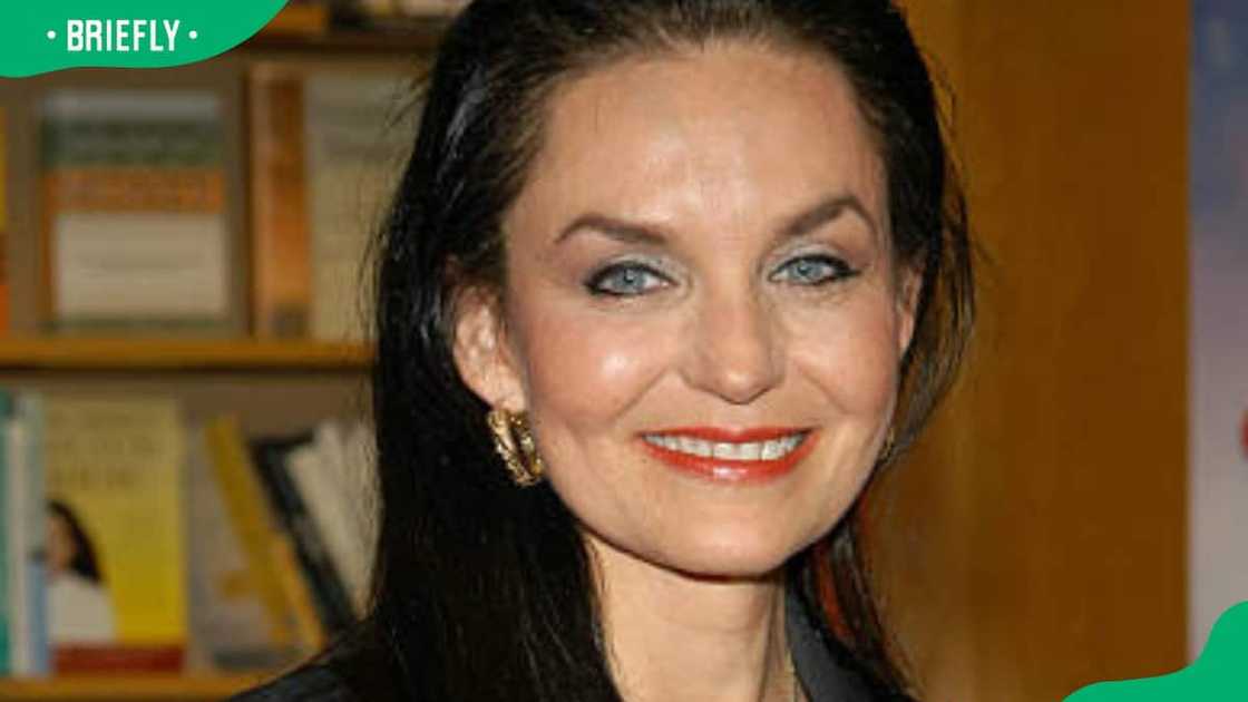 Crystal Gayle posing for a photo Crystal Gayle posing for a photo