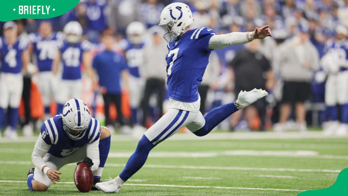 How many players are on an American football team in total? How many players are on an American football team in total?