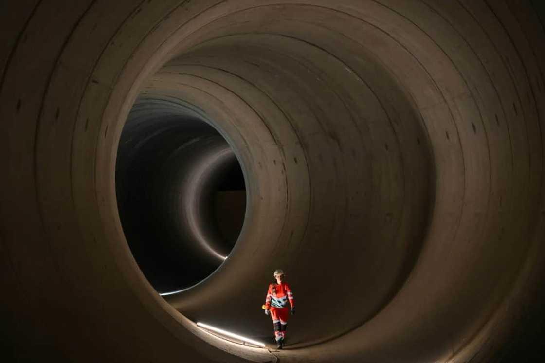 The Thames Tideway super sewer stretches 25 kilometres (15 miles) along the River Thames in London The Thames Tideway super sewer stretches 25 kilometres (15 miles) along the River Thames in London