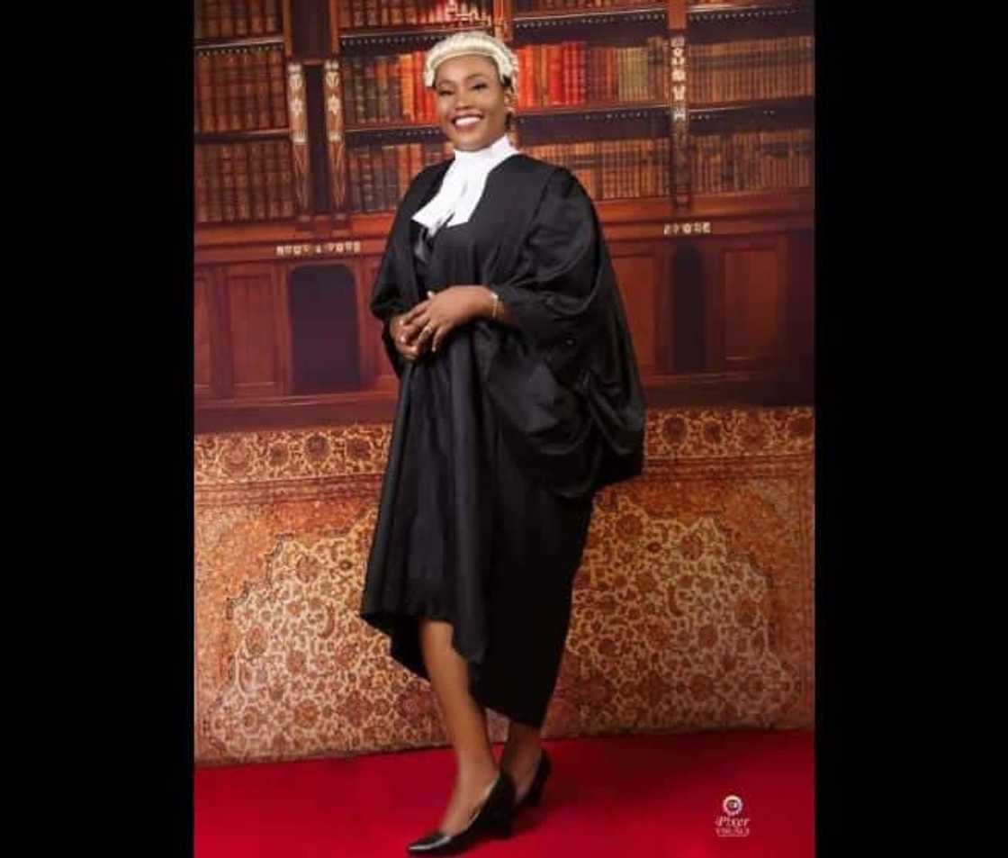 Beautiful Nigerian lady bags 1st class from Law school (photos) Beautiful Nigerian lady bags 1st class from Law school (photos)