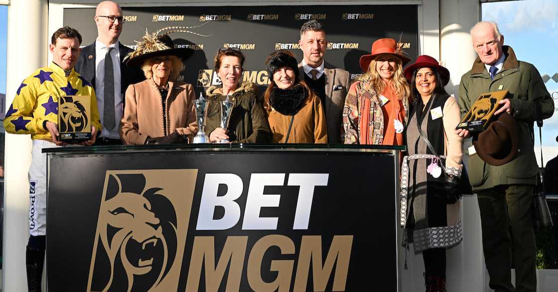 Also cracking open the bubbly were representatives of fellow owners, South Africa’s Hollywood Racing.