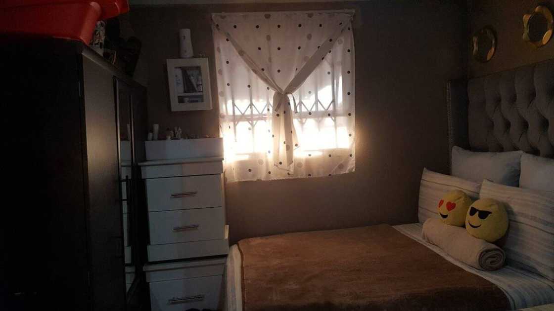 Johannesburg woman showcases her bedroom. Johannesburg woman showcases her bedroom.