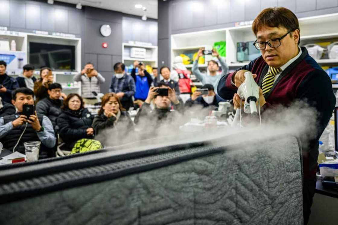 Jang Young-jin, CEO of pest control company Bugs Clean, demonstrates how to treat a mattress affected by bedbugs Jang Young-jin, CEO of pest control company Bugs Clean, demonstrates how to treat a mattress affected by bedbugs