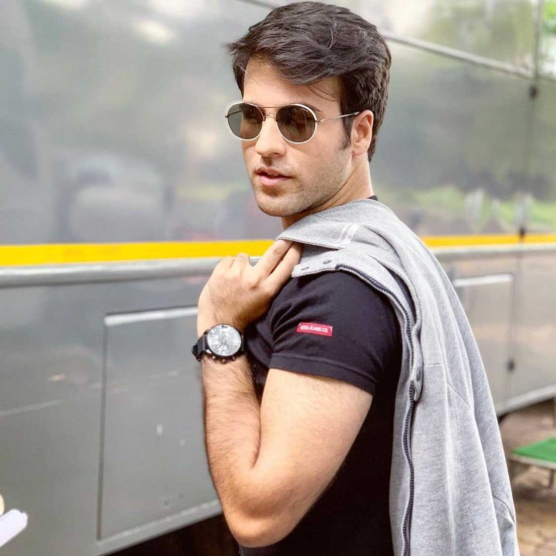 Cost of Love glow tv cast Cost of Love glow tv cast