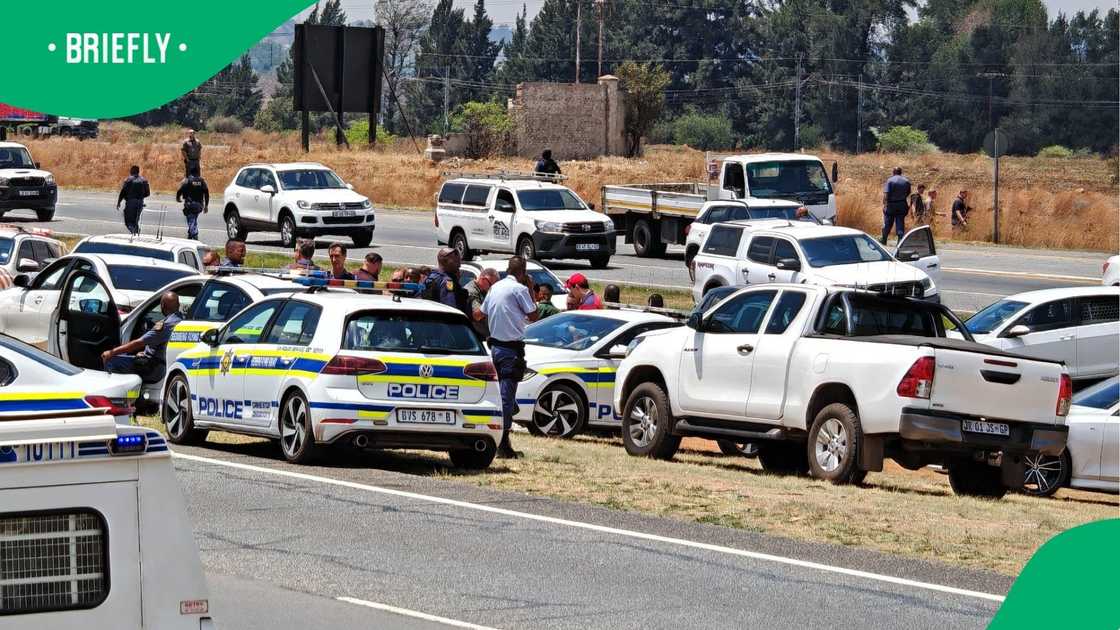 Heavy gunfight between Nelson Mandela Bay cops with thugs filmed Heavy gunfight between Nelson Mandela Bay cops with thugs filmed