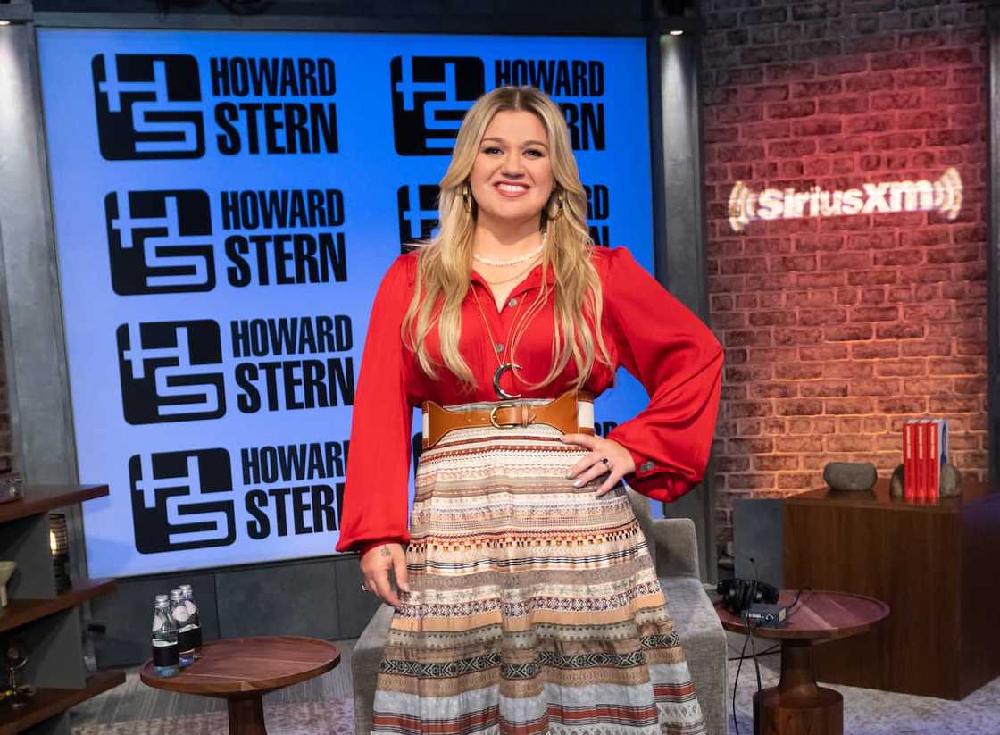 Kelly Clarkson visits SiriusXM's The Howard Stern Show Kelly Clarkson visits SiriusXM's The Howard Stern Show