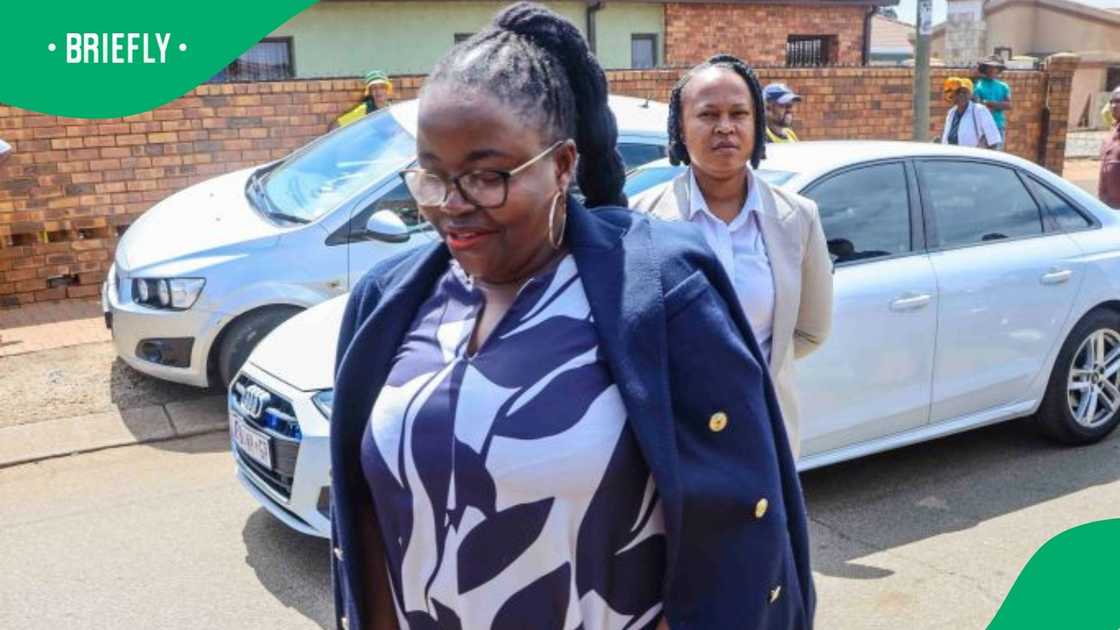 MEC Kedibone Diale-Tlabela sat down with taxi associations and brokered peace MEC Kedibone Diale-Tlabela sat down with taxi associations and brokered peace