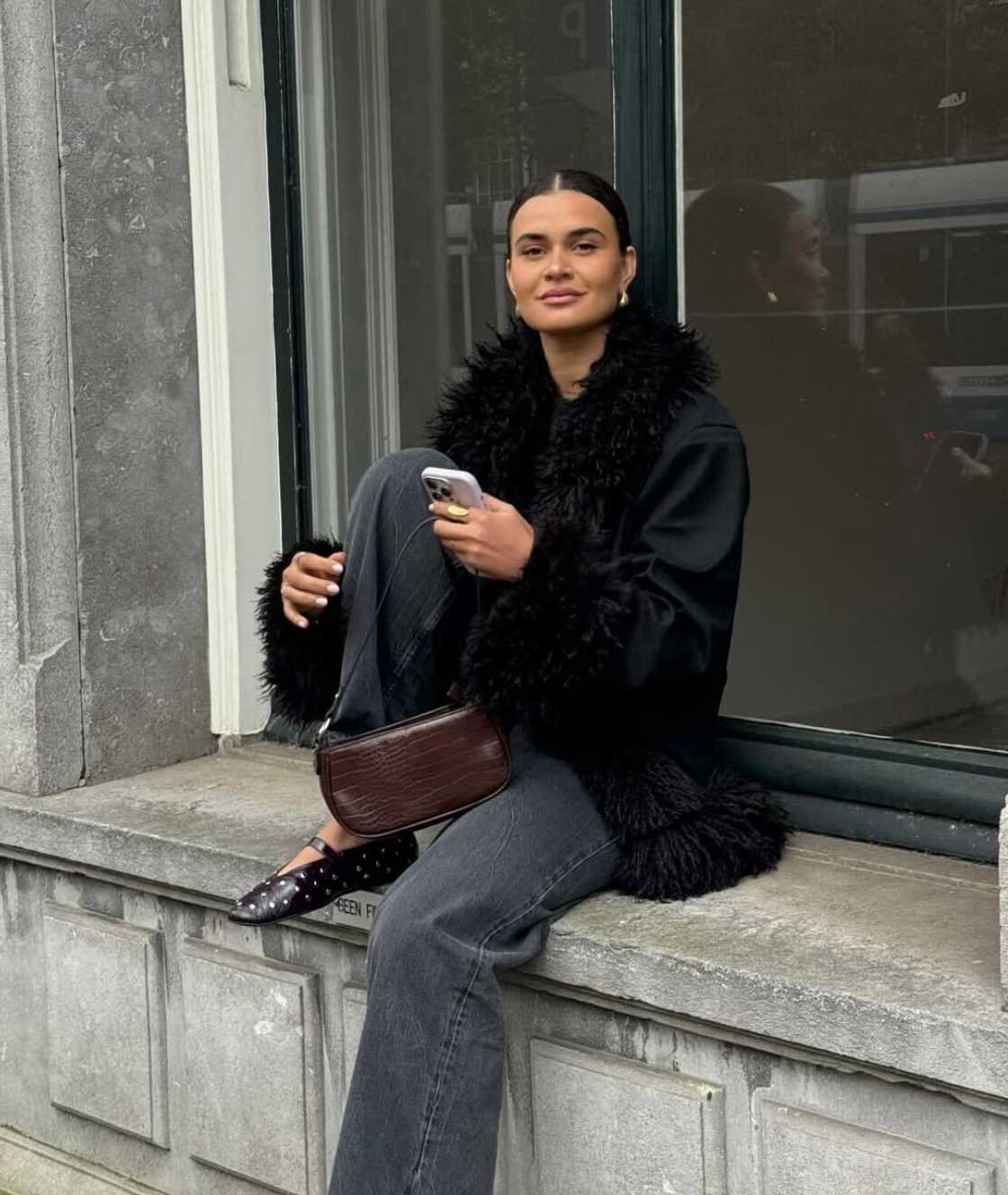 Siya Kolisi’s new girlfriend, Rachel John, was photographed sitting on top of a building.