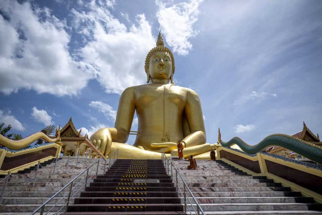 statue of maitreya buddha