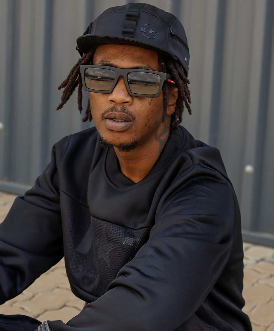 Emtee broke down during a livestream