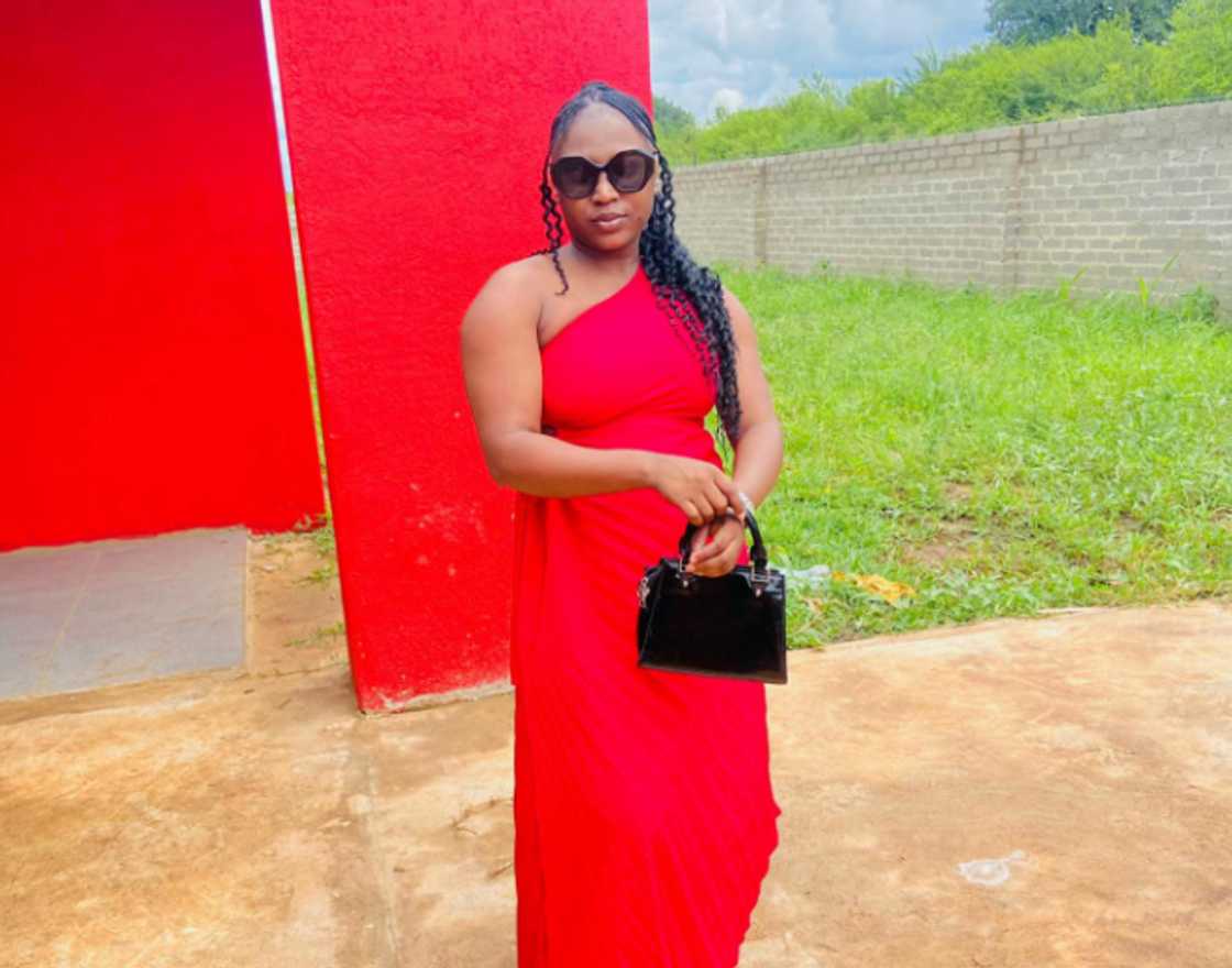 Restaurant waiters sang a happy birthday song for a woman who looked unhappy Restaurant waiters sang a happy birthday song for a woman who looked unhappy