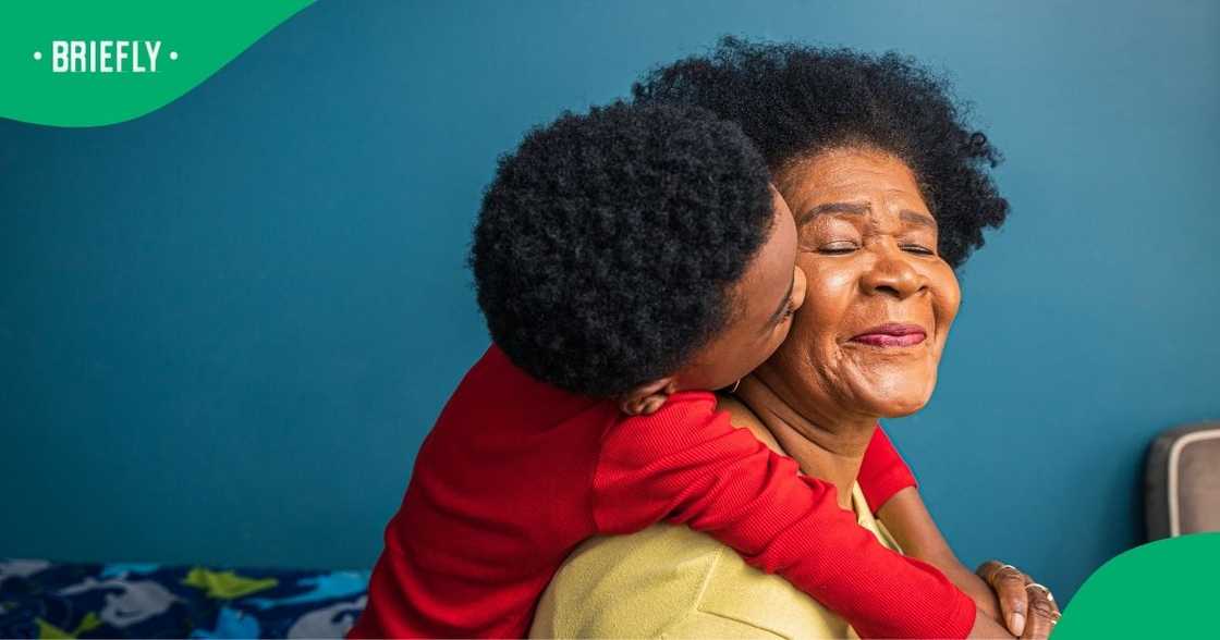 Young chap hilariously pranks granny Young chap hilariously pranks granny