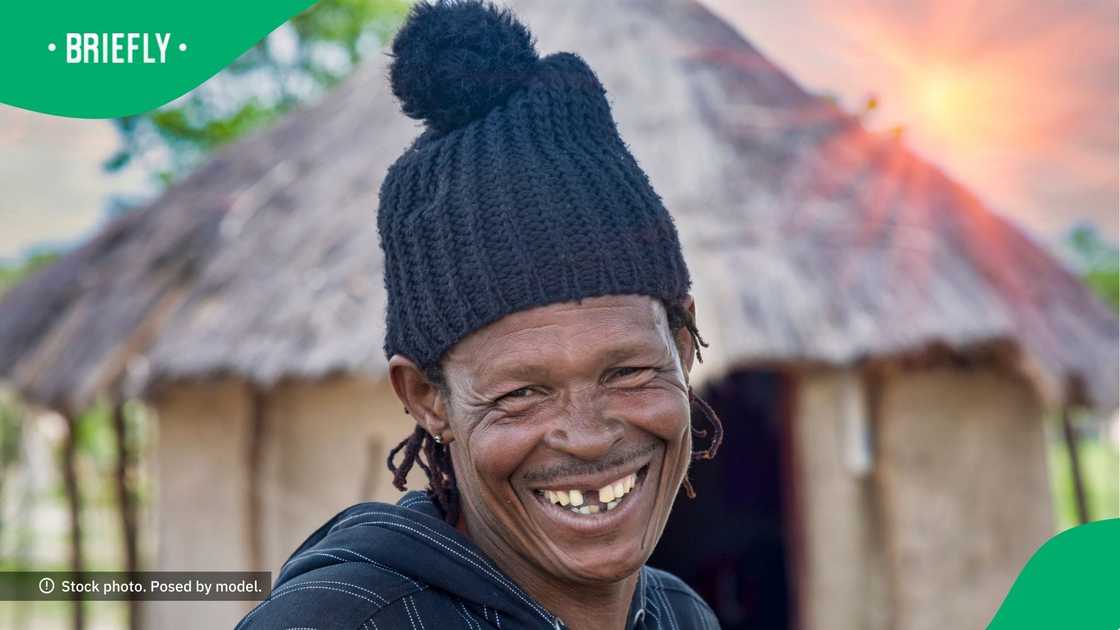 A kasi chap showed off his martial arts skills A kasi chap showed off his martial arts skills