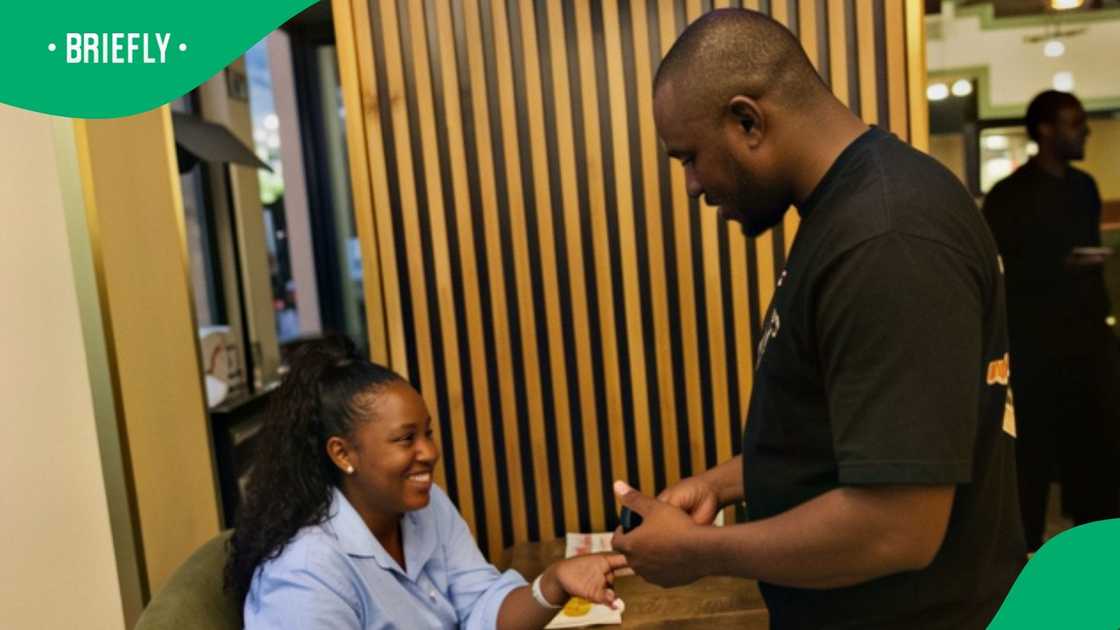 Igbo man did not kneel when proposing due to cultural reasons Igbo man did not kneel when proposing due to cultural reasons