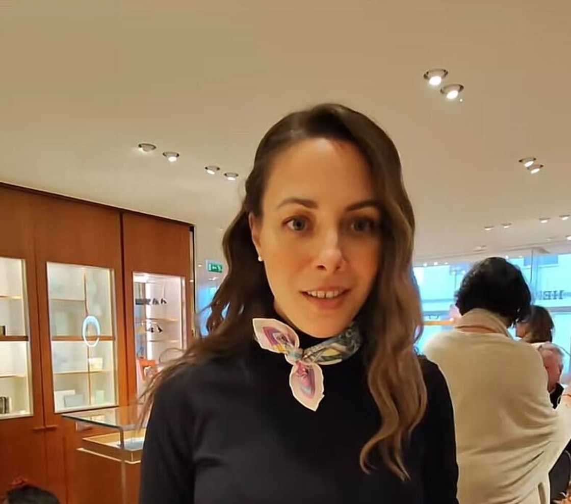 A specialist at the Hermès store explained how to secure a Birkin bag. A specialist at the Hermès store explained how to secure a Birkin bag.