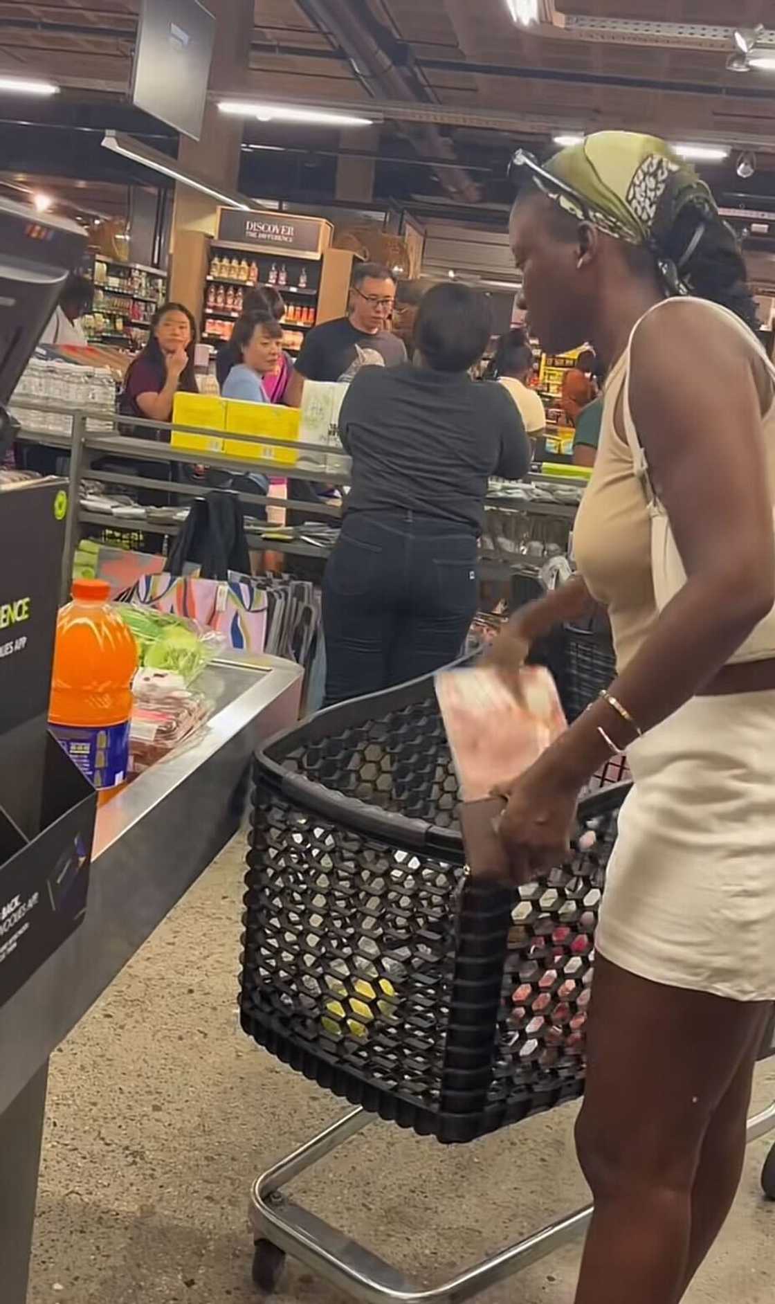 A Zambian private pilot shopped at Woolworths after travelling to South Africa to do her grocery shopping. A Zambian private pilot shopped at Woolworths after travelling to South Africa to do her grocery shopping.