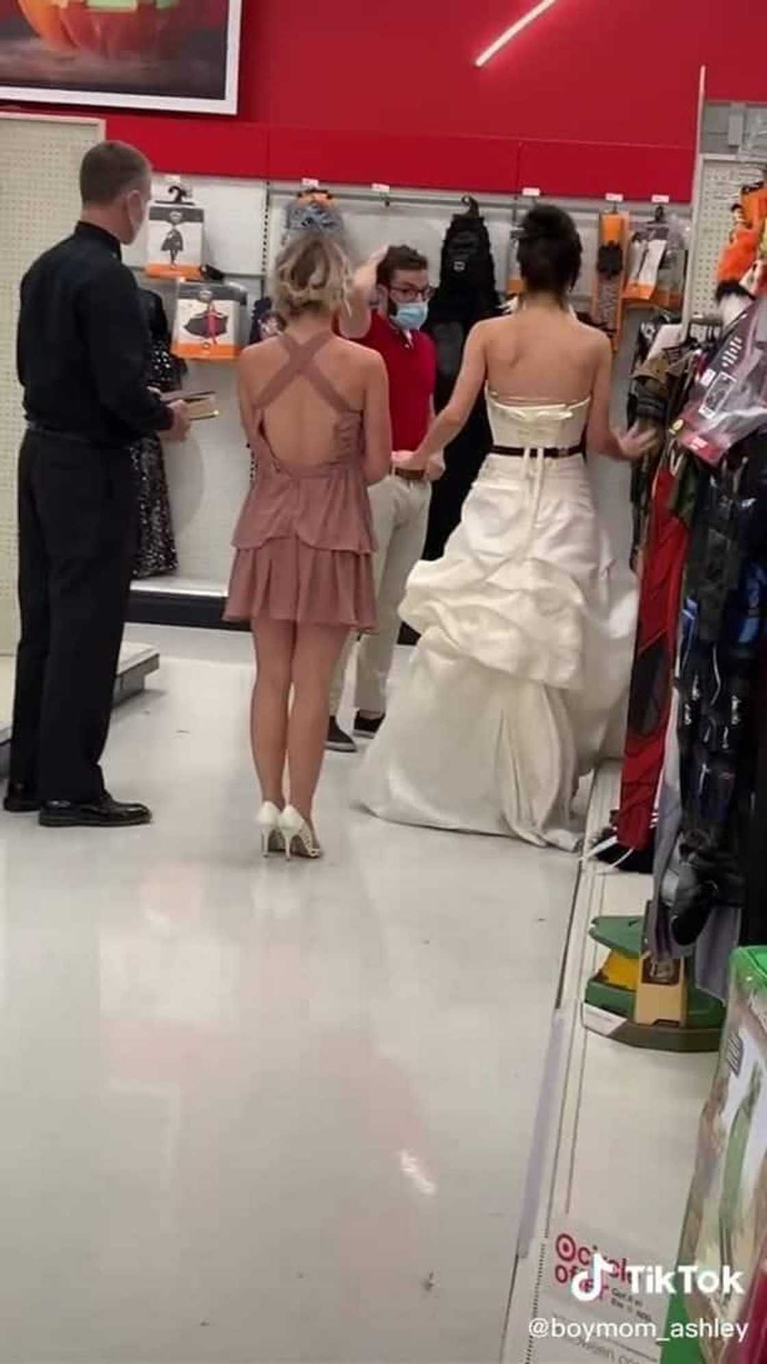 Woman shows up to fiance's workplace in wedding dress, demands to be married Woman shows up to fiance's workplace in wedding dress, demands to be married