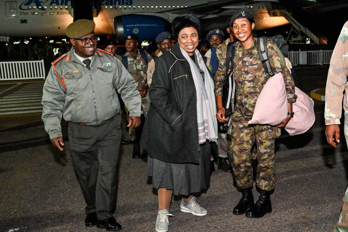 Defence Minister Angie Motshekga welcomed SANDF members from the DRC Defence Minister Angie Motshekga welcomed SANDF members from the DRC