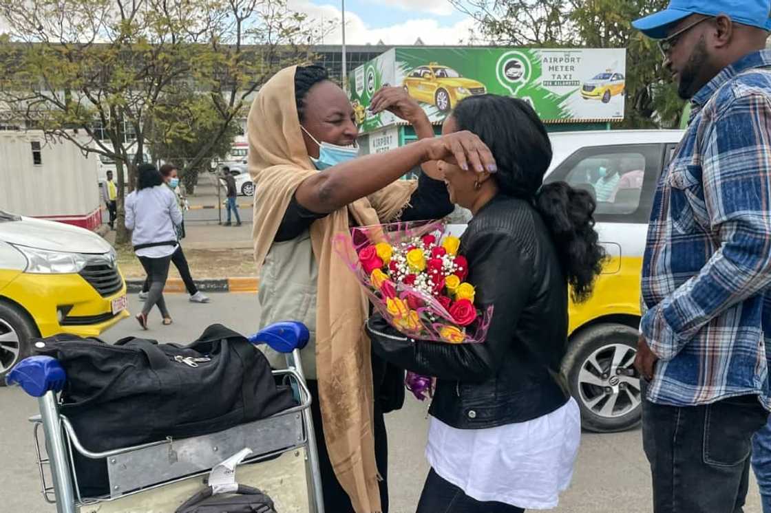 Passengers arriving from Mekele were greeted by relatives with long embraces, flowers and tears Passengers arriving from Mekele were greeted by relatives with long embraces, flowers and tears