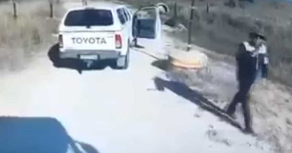 Truck Rams Bakkie Out of the Way After Driver Threatens Him With a Bat Truck Rams Bakkie Out of the Way After Driver Threatens Him With a Bat