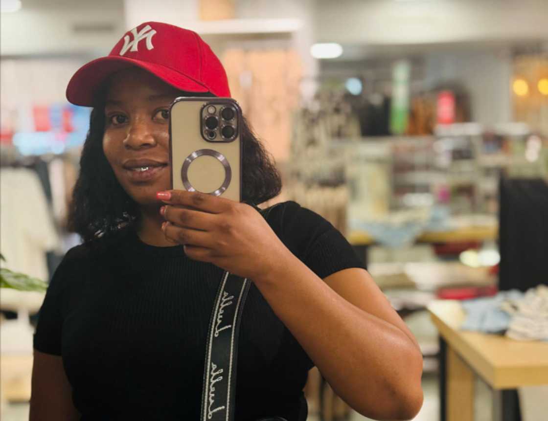 Social media users applauded a young lady for providing a home for her mom Social media users applauded a young lady for providing a home for her mom