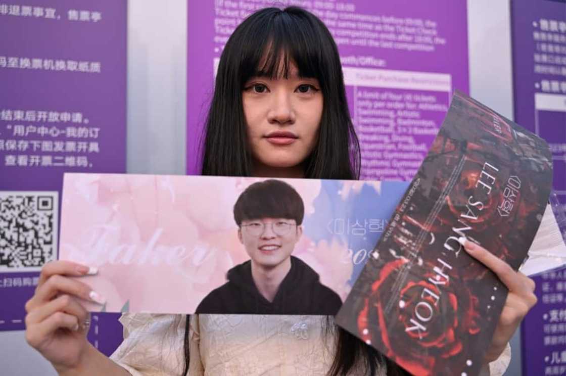 A fan of Lee "Faker" Sang-hyeok shows off her sign A fan of Lee "Faker" Sang-hyeok shows off her sign