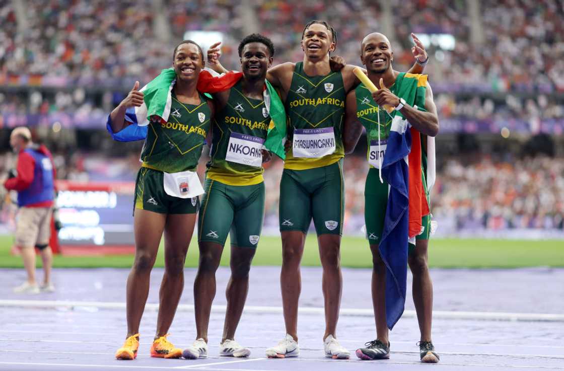 Bayanda Walaza with relay team at Paris Olympics