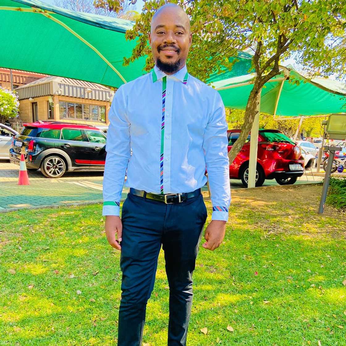 Mzansi felt sorry for a man who had to buy a new door after an accident that happened when his gardener was working in his yard Mzansi felt sorry for a man who had to buy a new door after an accident that happened when his gardener was working in his yard