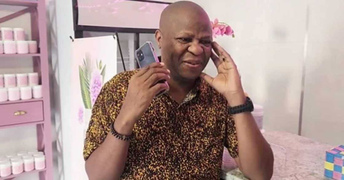 Man proudly flexes having an iPhone to his wife Man proudly flexes having an iPhone to his wife