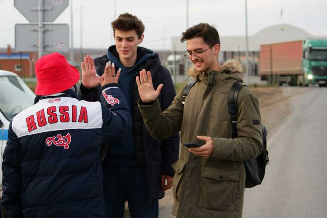 Kazakh volunteers have been welcoming Russians fleeing the call-up Kazakh volunteers have been welcoming Russians fleeing the call-up